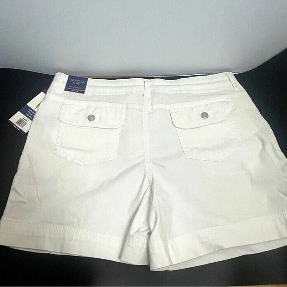 Dakota Blue Women's Short Mid Rise withh Pockets Flap with Button WHITE - Picture 4 of 7